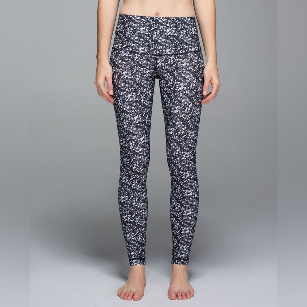 Lululemon Shine Tight (Roll Down)
Shimmy Shimmer Black White Size: 10